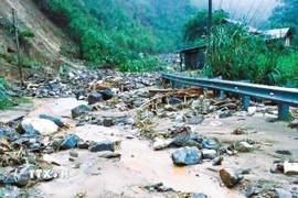 Công tác khắc phục các điểm sạt lở, chia cắt trên tuyến Quốc lộ 16 gặp rất nhiều khó khăn. (Ảnh: TTXVN phát)