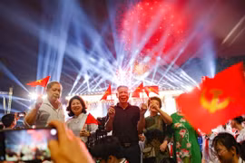 "Vang mãi khúc khải hoàn": Người dân hân hoan trong màn pháo hoa rực rỡ