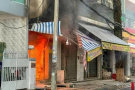 Lửa bốc lên ở tầng trệt cửa hàng kinh doanh nhang đèn nằm trên đường Đồng Khởi, phường Tân An, quận Ninh Kiều (thành phố Cần Thơ). (Ảnh: TTXVN phát)