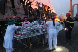 Nạn nhân được các nhân viên y tế đưa đến bệnh viện ngày 28/6. (Ảnh Mạnh Khánh/TTXVN)