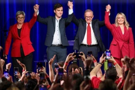 Đương kim Thủ tướng Australia Anthony Albanese (thứ hai, phải) mừng chiến thắng trong cuộc bầu cử liên bang, tại Sydney, ngày 3/5/2025. (Ảnh: Reuters/TTXVN)