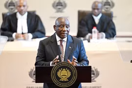 Tổng thống Nam Phi Cyril Ramaphosa (ảnh) tháng 1/2025 đã ký ban hành dự luật quốc hữu hóa nhằm tạo điều kiện cho nhà nước trong việc thu hồi đất đai phục vụ các lợi ích công cộng. Tuy nhiên, Tổng thống Mỹ Donald Trump lại cho rằng dự luật trên nhằm mục đích cân bằng sự chênh lệch về chủng tộc trong quyền sở hữu đất đai. (Ảnh: THX/TTXVN)