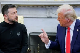 Tổng thống Mỹ Donald Trump (phải) hội đàm với Tổng thống Ukraine Volodymyr Zelensky tại Nhà Trắng, ngày 28/2/2025. (Ảnh: Reuters/TTXVN)