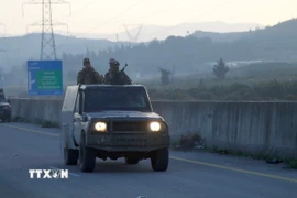 Lực lượng an ninh Syria tuần tra trên tuyến đường cao tốc Tartous-Latakia ở tỉnh Latakia ngày 7/3/2025. (Ảnh: THX/TTXVN)