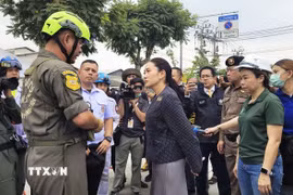 Thủ tướng Thái Lan Paetongtarn Shinawatra thị sát hiện trường vụ sập tòa nhà tại Bangkok ngày 31/3/2025. (Ảnh: Kyodo/TTXVN)