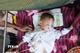 Điều trị cho em nhỏ bị thương trong trận động đất tại bệnh viện ở Nay Pyi Taw (Myanmar), ngày 31/3/2025. (Ảnh: THX/TTXVN)