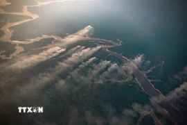 Khói bốc lên từ một đám cháy rừng Amazon ở bang Amazonas (Brazil). (Ảnh: Getty Images/TTXVN)