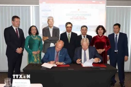 Đại diện Công ty Camco Technologies và Deep C ký kết hợp tác đầu tư vào Quảng Ninh, trong khuôn khổ diễn đàn. (Ảnh: Hương Giang/TTXVN)