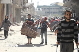 Người dân sơ tán tránh xung đột tại Jabalia, Dải Gaza. (Ảnh: THX/TTXVN)