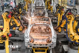 Sản xuất ôtô tại nhà máy ở Giang Tô (Trung Quốc). (Ảnh: THX/TTXVN)