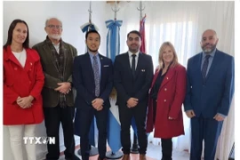 Ông Ngô Mạnh Khôi - Tham tán Thương mại, trưởng Cơ quan Thương vụ Việt Nam tại Argentina; ông Mauro Daniele - Thị trưởng Las Varillas; ông Patricio Olmedo - Thị trưởng Manfredi và Giáo sư Marcia Daniele - Giám đốc Học viện Nghiên cứu Phương Đông (ISEO). (Ảnh: Cơ quan thương vụ Việt Nam tại Argentina/TTXVN phát)