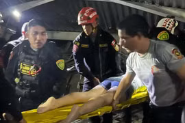Cứu hộ tại hiện trường vụ tai nạn sập mái khu ẩm thực trong trung tâm mua sắm ở Trujillo (Peru). (Nguồn: AFP/Al Arabiya)