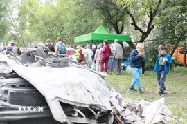 Các phương tiện bị phá huỷ sau vụ tấn công của Nga tại quận Sviatoshinskyi, Thủ đô Kiev (Ukraine) ngày 31/7/2025. (Ảnh: THX/TTXVN)