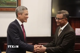 Ông Hang Chuon Naron - Phó Thủ tướng kiêm Bộ trưởng kiêm Bộ trưởng Giáo dục, Thanh niên và Thể thao Campuchia (phải) tiếp Đại sứ Việt Nam tại Campuchia Nguyễn Minh Vũ tại trụ sở Bộ. (Ảnh: Quang Anh/TTXVN)