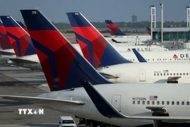 Máy bay của hãng Delta Air Lines tại sân bay quốc tế John F. Kennedy ở New York (Mỹ) hồi tháng Bảy năm ngoái. (Ảnh: Reuters/TTXVN)