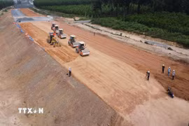 Đắp nền đường một đoạn cao tốc Biên Hòa-Vũng Tàu qua tỉnh Đồng Nai hồi năm ngoái. (Ảnh: Công Phong/TTXVN)