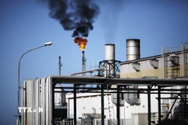 Nhà máy lọc dầu ở Zawiya (Libya). (Ảnh: AFP/TTXVN)