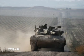 Binh sỹ và xe quân sự Israel di chuyển gần biên giới với Dải Gaza hồi năm ngoái. (Ảnh: THX/TTXVN)