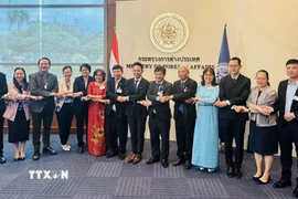 Đoàn đại biểu Hội Nhà báo Việt Nam chụp ảnh lưu niệm tại Bộ Ngoại giao Thái Lan. (Ảnh: Huy Tiến/TTXVN)