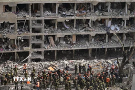 Tòa nhà tại Tel Aviv, miền Trung Israel bị phá hủy sau cuộc tấn công tên lửa của Iran. (Ảnh: THX/TTXVN)