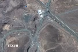 Hình ảnh do vệ tinh Maxar cung cấp ngày 19/6/2025 cho thấy các xe tải chở hàng di chuyển tại lối vào cơ sở hạt nhân Fordow ở tỉnh Qom (Iran). (Ảnh: Anadolu Agency/TTXVN)