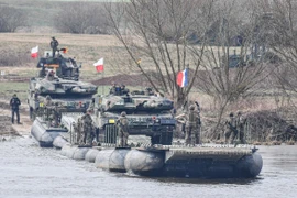 Binh sỹ tham gia cuộc tập trận của NATO tại Korzeniewo, miền Bắc Ba Lan. (Ảnh: PAP/TTXVN)