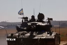 Xe tăng quân đội Israel được triển khai gần cửa khẩu Shalom Kerem, miền Nam Israel, giáp giới Dải Gaza hồi tháng Năm năm ngoái. (Ảnh: THX/TTXVN)