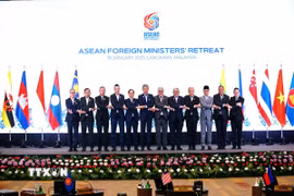 Bộ trưởng Ngoại giao 10 nước thành viên ASEAN cùng Bộ trưởng Ngoại giao Timor-Leste và Tổng Thư ký ASEAN chụp ảnh chung, tại Hội nghị hẹp Bộ trưởng Ngoại giao ASEAN ở Malaysia sáng 19/1/2025. (Ảnh: Hằng Linh/TTXVN)