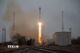 Tên lửa đẩy Soyuz-2.1 của Nga, mang theo 38 vệ tinh của 18 quốc gia, rời bệ phóng tại sân bay vũ trụ Baikonur ở Kazakhstan ngày 22/3/2021. (Ảnh: AFP/ TTXVN)