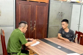 Công an tỉnh Phú Thọ lấy lời khai đối tượng Mai Đức Giang. (Nguồn: Công an nhân dân)