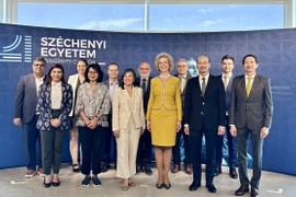 Đại sứ Việt Nam tại Hungary Bùi Lê Thái (thứ ba, trái) cùng Đại sứ các nước ASEAN tại Hungary chụp ảnh lưu niệm cùng với lãnh đạo Đại học Győr. (Ảnh: TTXVN phát)