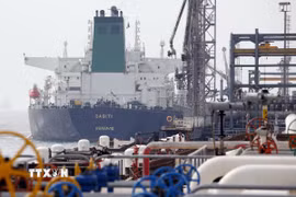 Tàu chở dầu Panama thả neo tại một cơ sở khai thác dầu của Iran trên đảo Khark, ngoài khơi Vùng Vịnh. (Ảnh: AFP/TTXVN)