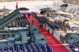 Truyền thông Triều Tiên ngày 30/11/2025 đưa tin Nhà lãnh đạo nước này Kim Jong-un đã tham dự Lễ kỷ niệm 80 năm thành lập Không quân, tại đó ông nhấn mạnh tầm quan trọng của lực lượng này đối với năng lực răn đe chiến tranh hạt nhân của Bình Nhưỡng. (Ảnh; KCNA/TTXVN)