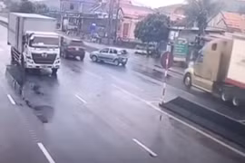 Hãi hùng cả loạt ôtô mất lái "húc" vào nhau trên con đường trơn trượt