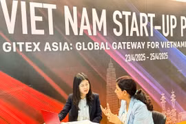 Đại diện một công ty khởi nghiệp Việt Nam trao đổi với nhà đầu tư. (Ảnh: Ngọc Khương/TTXVN)