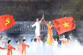 Một tiết mục nghệ thuật trong Chương trình nghệ thuật “Hành trình vinh quang” diễn ra tối 23/1/2025, nhân kỷ niệm 95 năm Ngày thành lập Đảng Cộng sản Việt Nam. (Ảnh: TTXVN phát)