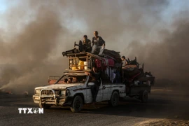 Người dân đi sơ tán tránh xung đột tại Dải Gaza. (Ảnh: THX/TTXVN)
