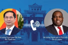 Phó Thủ tướng, Bộ trưởng Ngoại giao Bùi Thanh Sơn điện đàm với Bộ trưởng Ngoại giao và Phát triển Vương quốc Anh David Lammy. (Ảnh: TTXVN phát)