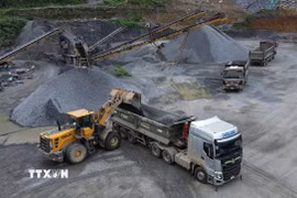 Các đơn vị mua đá xây dựng tại mỏ đá của Công ty Trách nhiệm Hữu hạn Khoáng sản Bản Cầm. (Ảnh: Quốc Khánh/TTXVN)