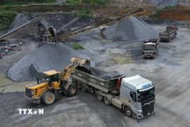 Các đơn vị mua đá xây dựng tại mỏ đá của Công ty Trách nhiệm Hữu hạn Khoáng sản Bản Cầm. (Ảnh: Quốc Khánh/TTXVN)