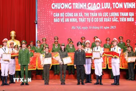 Hà Nội tôn vinh lực lượng bảo vệ an ninh, trật tự ở cơ sở, sáng 16/1/2025. (Ảnh: Phạm Kiên/TTXVN)