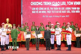 Hà Nội tôn vinh lực lượng bảo vệ an ninh, trật tự ở cơ sở, sáng 16/1/2025. (Ảnh: Phạm Kiên/TTXVN)