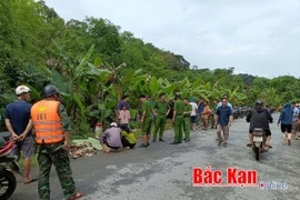 Lực lượng chức năng và người dân địa phương có mặt tại hiện trường để hỗ trợ tìm kiếm nạn nhân. (Nguồn: Báo Bắc Kạn)