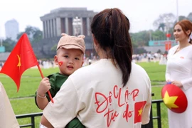 Người dân Việt Nam tự hào về lịch sử nhân kỷ niệm 50 năm Ngày giải phóng miền Nam, thống nhất đất nước. (Ảnh: Văn Điệp/TTXVN)