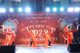 Tiết mục văn nghệ lan tỏa văn hóa Việt Nam tại Lào. (Ảnh: Xuân Tú/TTXVN)