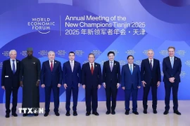 Thủ tướng Trung Quốc Lý Cường đón Thủ tướng Phạm Minh Chính và các Trưởng đoàn tham dự tiệc chiêu đãi nhân Hội nghị thường niên các nhà tiên phong lần thứ 16 của Diễn đàn Kinh tế Thế giới (WEF 16) tại thành phố Thiên Tân, tối 24/6/2025. (Ảnh: Dương Giang/TTXVN)