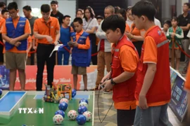 Học sinh tham gia giải đấu Robot FPT Schools mở rộng hồi tháng 12 năm ngoái. (Ảnh: Văn Dũng/TTXVN)
