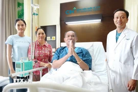 Bệnh nhân người Campuchia cảm ơn các bác sỹ Việt Nam đã cứu sống mình. (Ảnh: TTXVN phát)