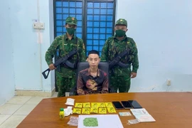 Nguyễn Hồng Quân cùng số ma túy vận chuyển từ Campuchia về Việt Nam. (Ảnh: TTXVN phát)