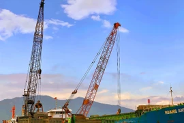 Các phương tiện bốc dỡ hàng hóa tại cảng Vũng Áng (Hà Tĩnh). (Ảnh: Hữu Quyết/TTXVN)
